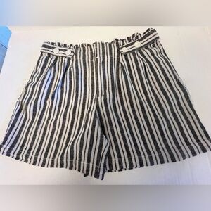 DEFINITIONS BY D JEANS GRAY AND WHITE STRIPPED SHORTS SIZE M. LINEN AND RAYON